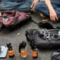 Petugas Polda Metro Jaya menunjukkan barang bukti tiga bom molotov yang disita dari seorang pria di kawasan Gedung DPR RI saat aksi demonstrasi mahasiswa di Jakarta. (Posnews/Ist)