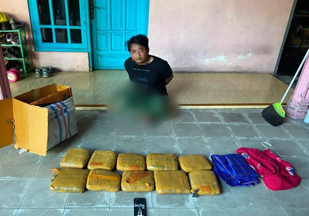 Tersangka penerima paket ganja diamankan dalam operasi Direktorat Tindak Pidana Narkoba Bareskrim Polri. (Posnews/Ist)