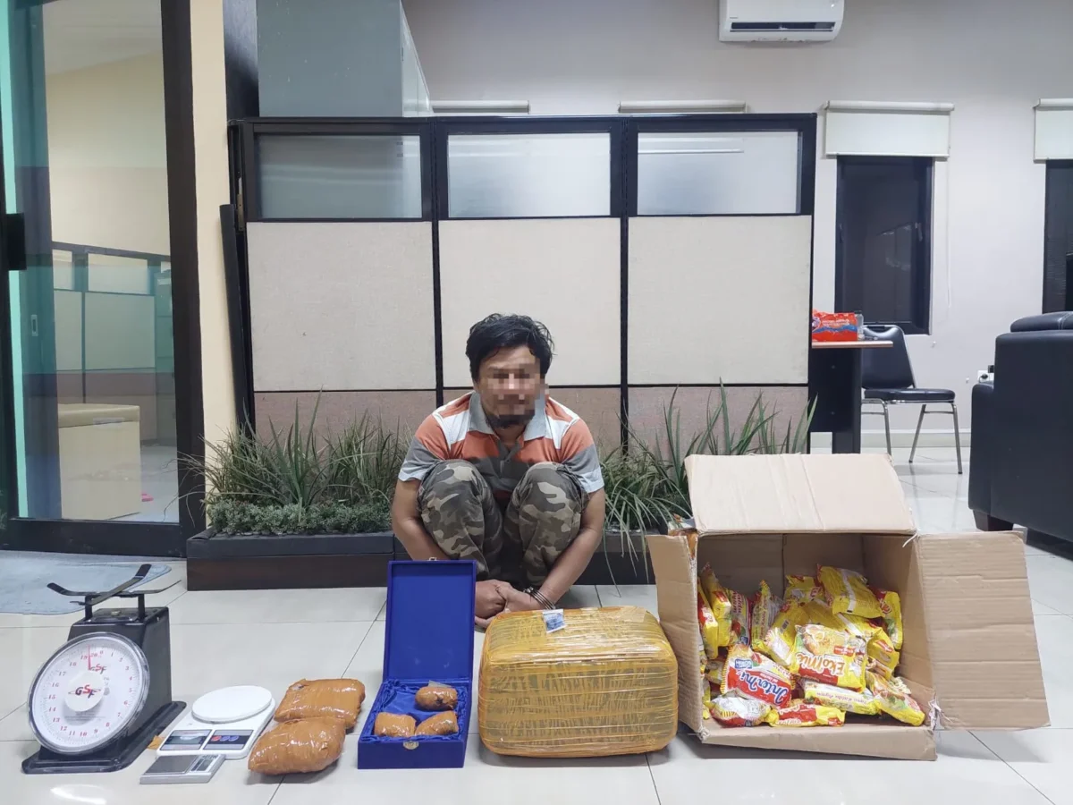 Petugas Dittipidnarkoba Bareskrim Polri menunjukkan tersangka dan barang bukti 5,2 kilogram ganja yang dikirim melalui jasa ekspedisi dan diamankan di Kabupaten Malang, Jawa Timur. (Posnews/ist)
