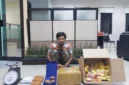 Petugas Dittipidnarkoba Bareskrim Polri menunjukkan tersangka dan barang bukti 5,2 kilogram ganja yang dikirim melalui jasa ekspedisi dan diamankan di Kabupaten Malang, Jawa Timur. (Posnews/ist)
