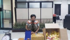 Petugas Dittipidnarkoba Bareskrim Polri menunjukkan tersangka dan barang bukti 5,2 kilogram ganja yang dikirim melalui jasa ekspedisi dan diamankan di Kabupaten Malang, Jawa Timur. (Posnews/ist)
