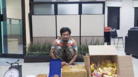Petugas Dittipidnarkoba Bareskrim Polri menunjukkan tersangka dan barang bukti 5,2 kilogram ganja yang dikirim melalui jasa ekspedisi dan diamankan di Kabupaten Malang, Jawa Timur. (Posnews/ist)
