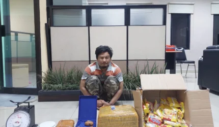 Petugas Dittipidnarkoba Bareskrim Polri menunjukkan tersangka dan barang bukti 5,2 kilogram ganja yang dikirim melalui jasa ekspedisi dan diamankan di Kabupaten Malang, Jawa Timur.