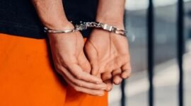 Polisi mengamankan guru honorer Buleleng yang diduga mencuri HP dengan modus challenge TikTok.
(Posnews/Ist)