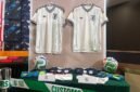 Gebrakan besar di perbatasan. Otoritas Hong Kong menyita ratusan ribu barang palsu termasuk jersi Piala Dunia siap ekspor senilai dua puluh juta dolar AS. Dok: Istimewa.