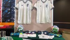 Gebrakan besar di perbatasan. Otoritas Hong Kong menyita ratusan ribu barang palsu termasuk jersi Piala Dunia siap ekspor senilai dua puluh juta dolar AS. Dok: Istimewa.