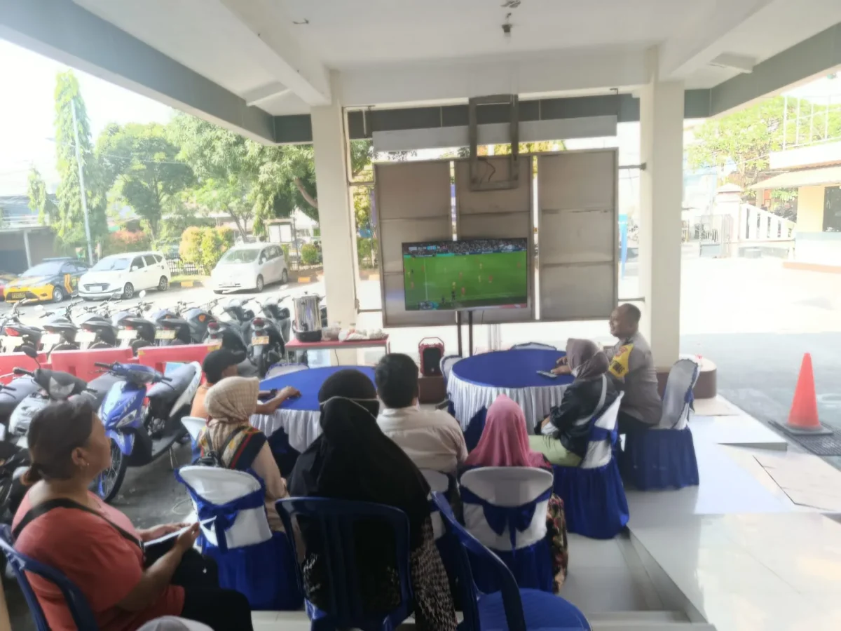 Nobar Piala Dunia 2026 di Polsek Koja Pererat Kebersamaan Polisi dan Warga. (Posnews/Ist)
