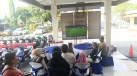 Nobar Piala Dunia 2026 di Polsek Koja Pererat Kebersamaan Polisi dan Warga. (Posnews/Ist)
