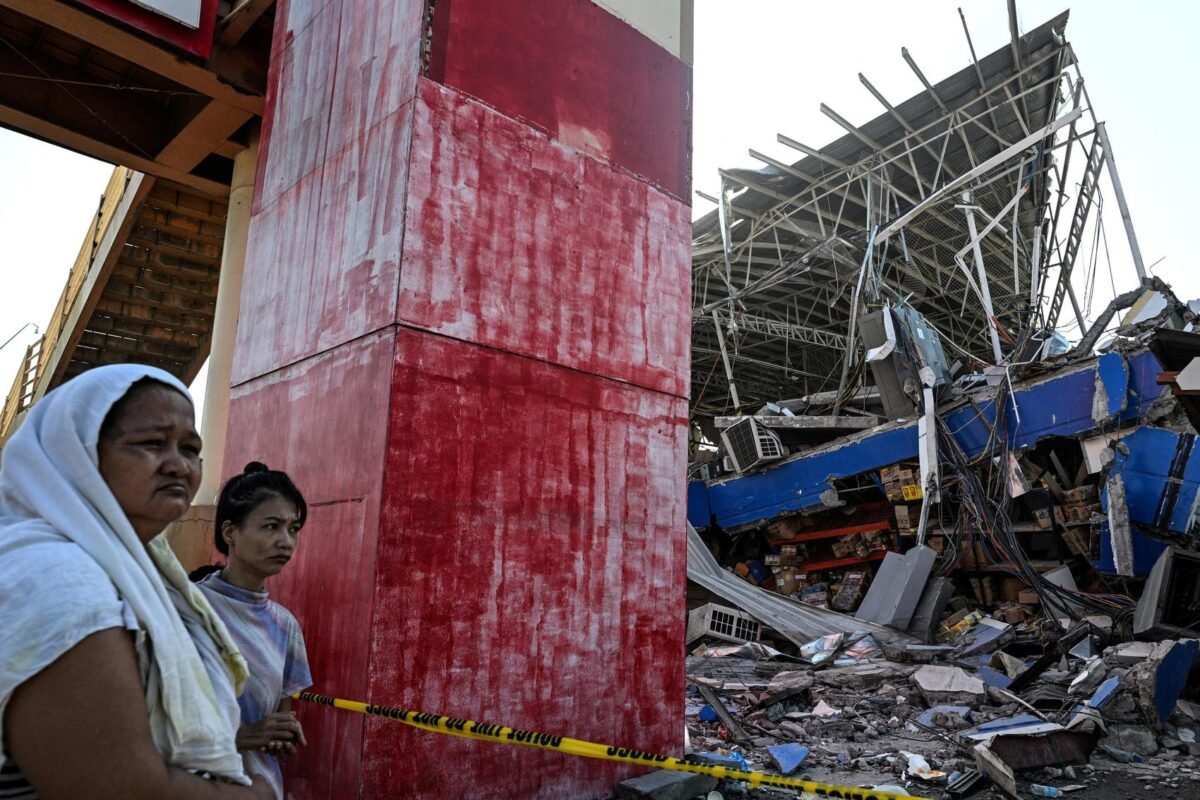 Duka di Mindanao. Tim penyelamat menyisir puing-puing bangunan komersial di General Santos pasca-gempa bumi dahsyat magnitudo 7,8 yang menewaskan puluhan warga. Dok: REUTERS/Noel Celis