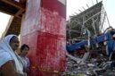 Duka di Mindanao. Tim penyelamat menyisir puing-puing bangunan komersial di General Santos pasca-gempa bumi dahsyat magnitudo 7,8 yang menewaskan puluhan warga. Dok: REUTERS/Noel Celis