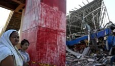 Duka di Mindanao. Tim penyelamat menyisir puing-puing bangunan komersial di General Santos pasca-gempa bumi dahsyat magnitudo 7,8 yang menewaskan puluhan warga. Dok: REUTERS/Noel Celis