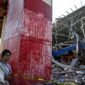 Duka di Mindanao. Tim penyelamat menyisir puing-puing bangunan komersial di General Santos pasca-gempa bumi dahsyat magnitudo 7,8 yang menewaskan puluhan warga. Dok: REUTERS/Noel Celis