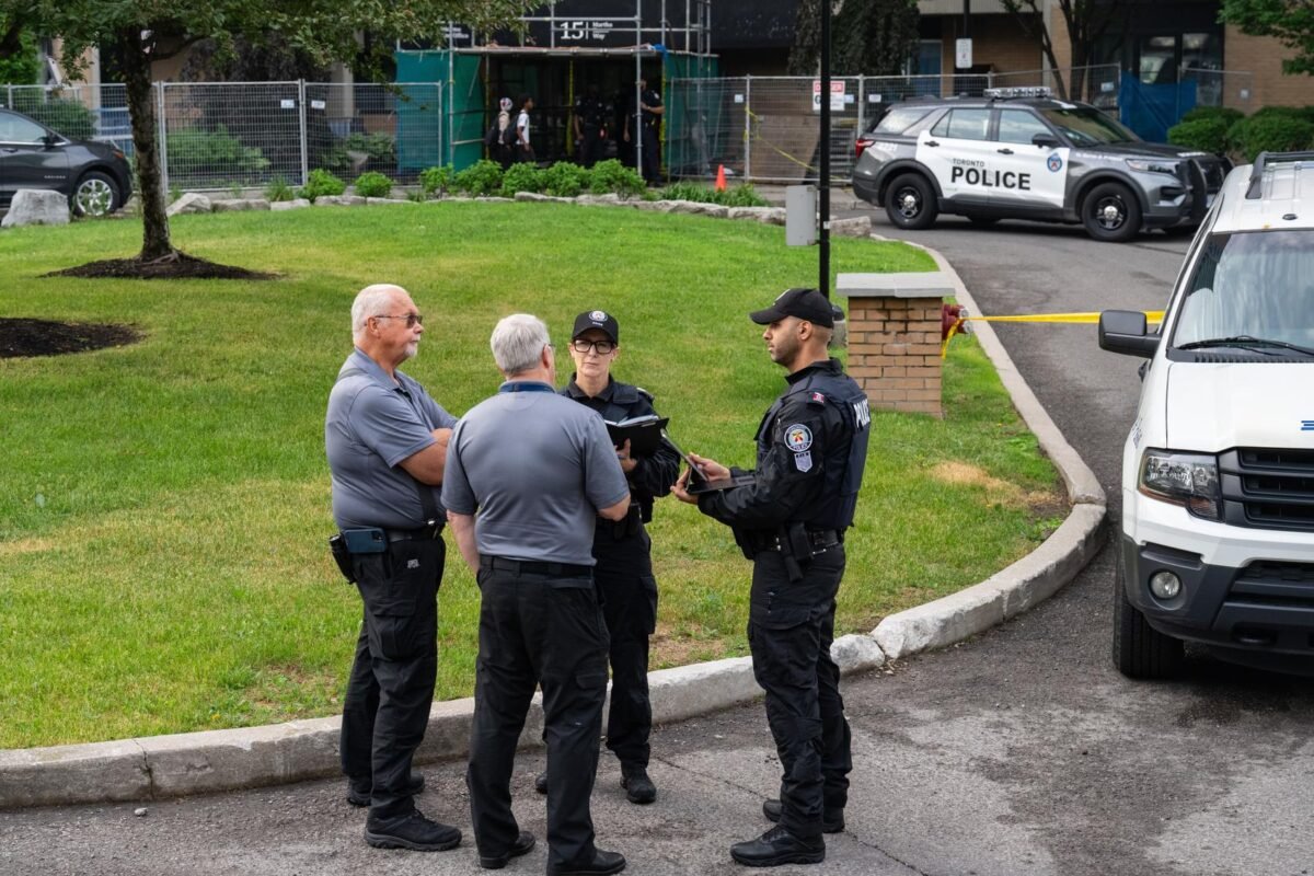 Gugur dalam tugas kemanusiaan. Seorang perwira polisi Toronto tewas tertembak saat menyelidiki teror penembakan Konsulat Amerika Serikat oleh jaringan bersenjata. Dok: (Arlyn McAdorey/The Canadian Press via AP)