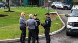 Gugur dalam tugas kemanusiaan. Seorang perwira polisi Toronto tewas tertembak saat menyelidiki teror penembakan Konsulat Amerika Serikat oleh jaringan bersenjata. Dok: (Arlyn McAdorey/The Canadian Press via AP)
