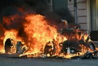 Bara protes di Swiss. Pengunjuk rasa bentrok dengan polisi di Jenewa guna menolak pelaksanaan KTT G7 Evian di tengah eskalasi konflik energi global. Dok: Istimewa.
