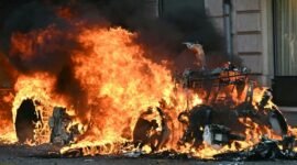 Bara protes di Swiss. Pengunjuk rasa bentrok dengan polisi di Jenewa guna menolak pelaksanaan KTT G7 Evian di tengah eskalasi konflik energi global. Dok: Istimewa.