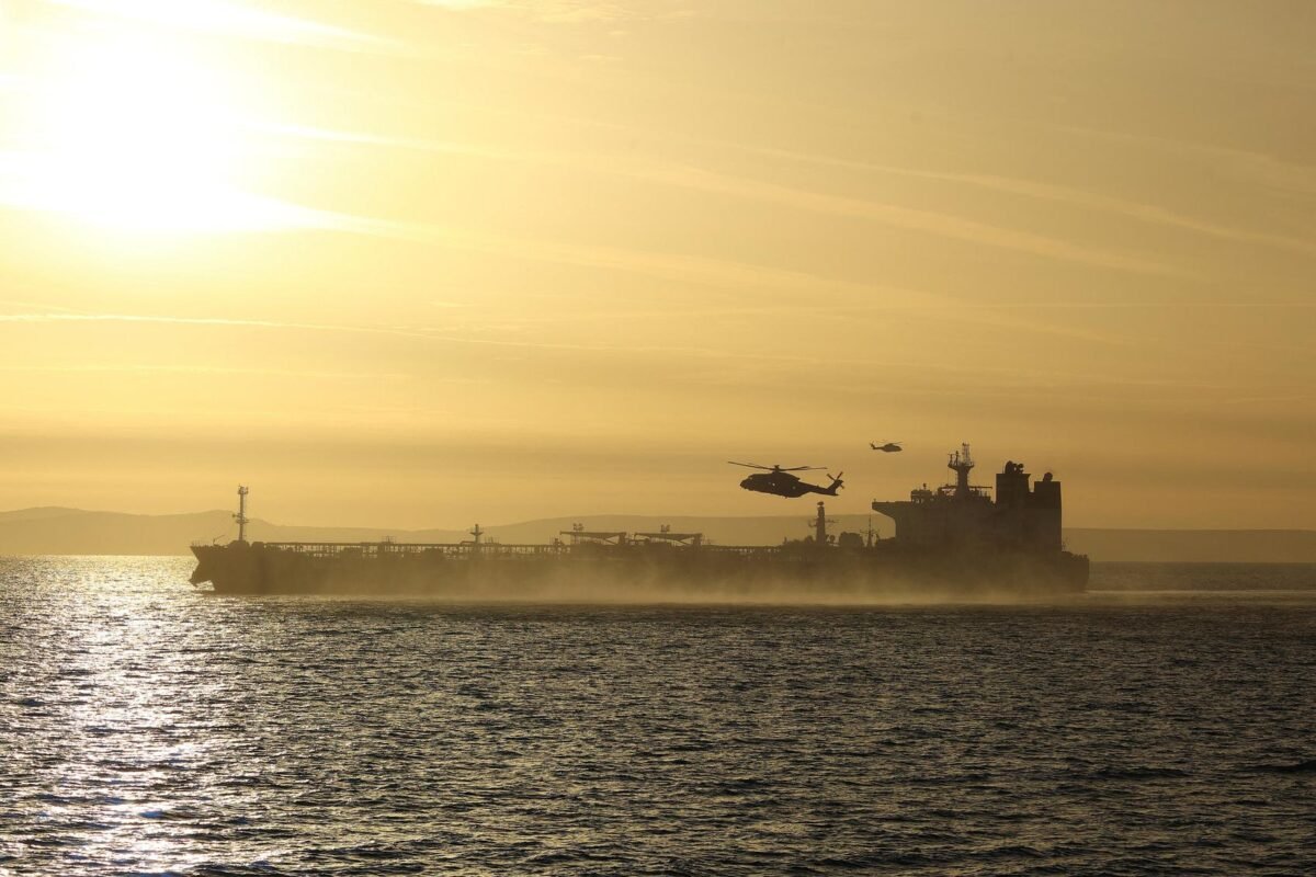 Penertiban armada bayangan Rusia. Pasukan Komando Marinir Inggris menggelar operasi boarding untuk menahan tanker minyak Smyrtos di Selat Inggris. Dok: UK MOD Crown/LPhot Hutchins/Handout via REUTERS