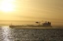 Penertiban armada bayangan Rusia. Pasukan Komando Marinir Inggris menggelar operasi boarding untuk menahan tanker minyak Smyrtos di Selat Inggris. Dok: UK MOD Crown/LPhot Hutchins/Handout via REUTERS