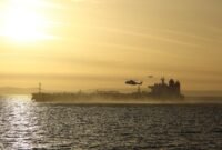 Penertiban armada bayangan Rusia. Pasukan Komando Marinir Inggris menggelar operasi boarding untuk menahan tanker minyak Smyrtos di Selat Inggris. Dok: UK MOD Crown/LPhot Hutchins/Handout via REUTERS