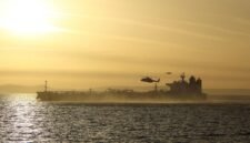 Penertiban armada bayangan Rusia. Pasukan Komando Marinir Inggris menggelar operasi boarding untuk menahan tanker minyak Smyrtos di Selat Inggris. Dok: UK MOD Crown/LPhot Hutchins/Handout via REUTERS