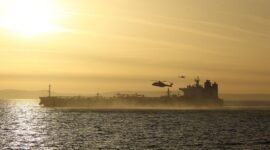 Penertiban armada bayangan Rusia. Pasukan Komando Marinir Inggris menggelar operasi boarding untuk menahan tanker minyak Smyrtos di Selat Inggris. Dok: UK MOD Crown/LPhot Hutchins/Handout via REUTERS