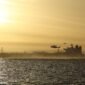 Penertiban armada bayangan Rusia. Pasukan Komando Marinir Inggris menggelar operasi boarding untuk menahan tanker minyak Smyrtos di Selat Inggris. Dok: UK MOD Crown/LPhot Hutchins/Handout via REUTERS