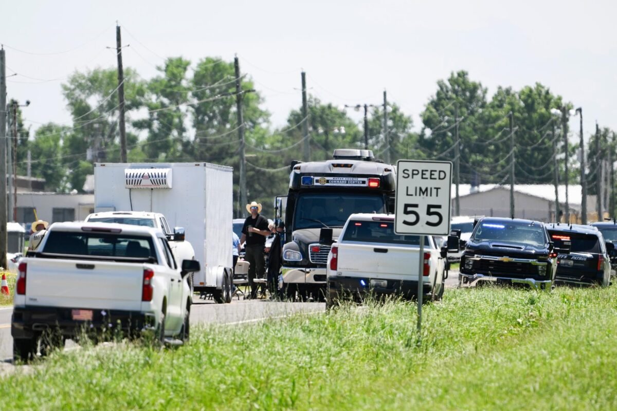 Duka di Bates County. Seluruh penumpang dan pilot sebuah pesawat terjun payung tewas seketika setelah jatuh dan terbakar di dekat bandara Missouri. Dok: (AP Photo/Reed Hoffmann)