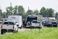 Duka di Bates County. Seluruh penumpang dan pilot sebuah pesawat terjun payung tewas seketika setelah jatuh dan terbakar di dekat bandara Missouri. Dok: (AP Photo/Reed Hoffmann)