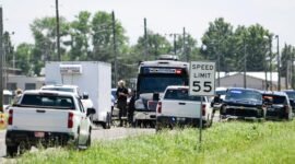 Duka di Bates County. Seluruh penumpang dan pilot sebuah pesawat terjun payung tewas seketika setelah jatuh dan terbakar di dekat bandara Missouri. Dok: (AP Photo/Reed Hoffmann)