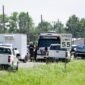 Duka di Bates County. Seluruh penumpang dan pilot sebuah pesawat terjun payung tewas seketika setelah jatuh dan terbakar di dekat bandara Missouri. Dok: (AP Photo/Reed Hoffmann)