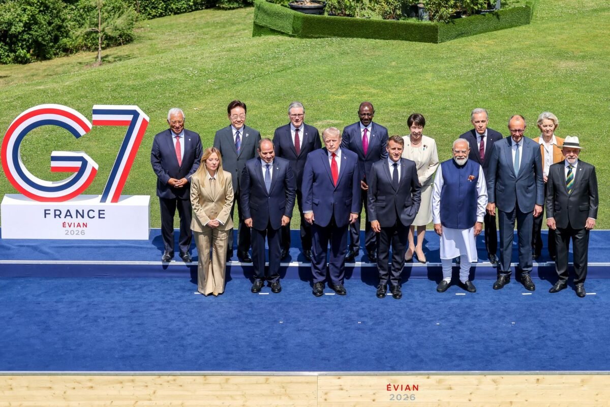 Peluang damai di Evian. Presiden AS Donald Trump mendesak Rusia menghentikan perang setelah menggelar pertemuan konstruktif bersama Presiden Ukraina Volodymyr Zelenskyy. Dok:   DOMINIQUE JACOVIDES/Pool via REUTERS