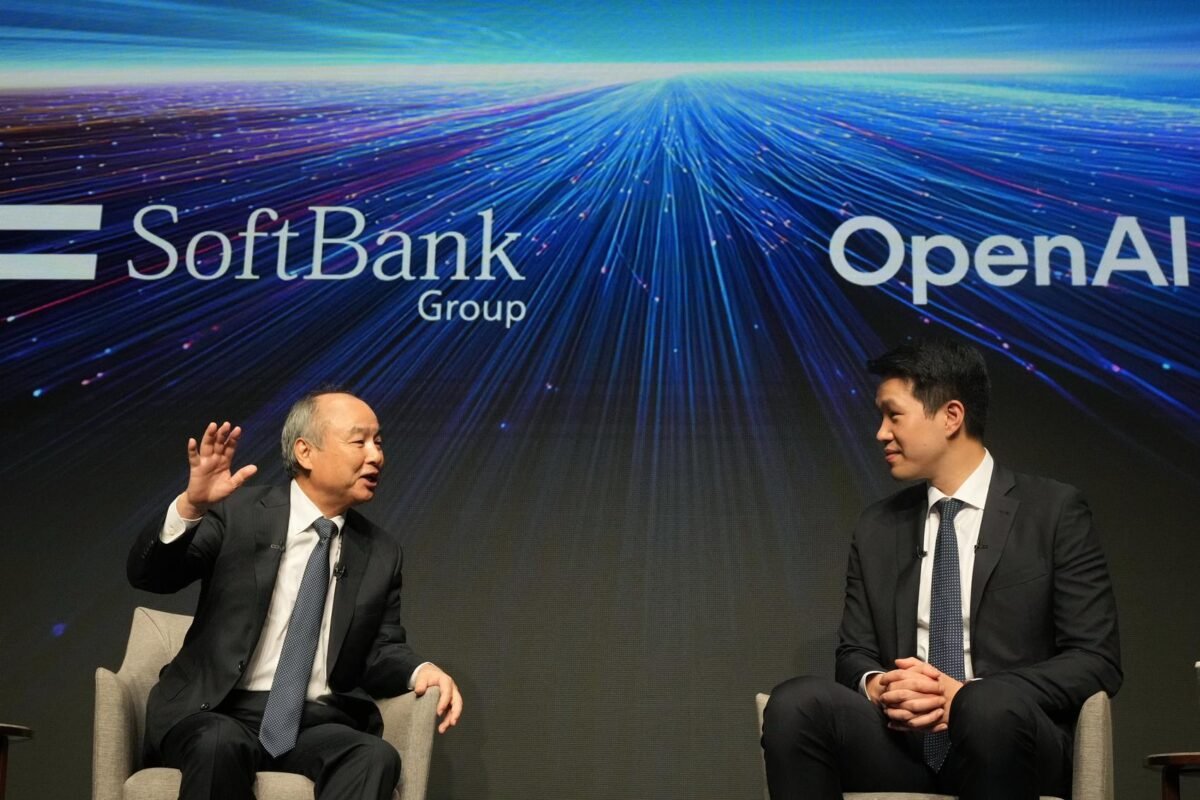 Menghalau senapan mesin siber. SoftBank dan OpenAI meluncurkan layanan keamanan berbasis kecerdasan buatan (AI) guna melindungi sistem infrastruktur vital Jepang. Dok: (AP Photo/Hiro Komae)