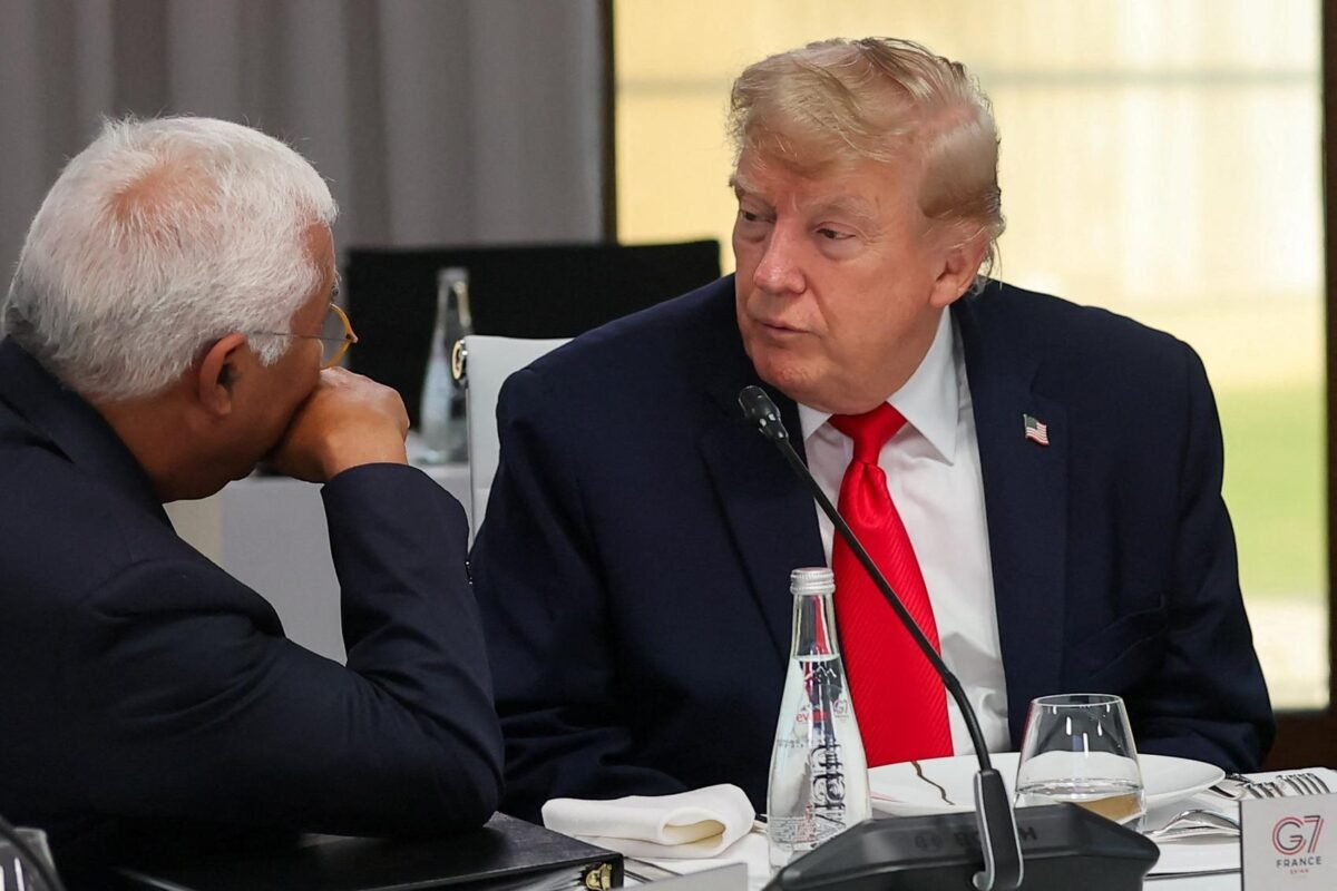 Sisi jenaka diplomasi global. Rekaman mikrofon bocor menangkap obrolan santai para pemimpin G7 mengenai kebiasaan merokok, sepak bola, hingga teka-teki Greenland. Dok: (Christian Hartmann/Pool Photo via AP)