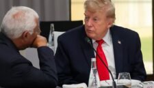 Sisi jenaka diplomasi global. Rekaman mikrofon bocor menangkap obrolan santai para pemimpin G7 mengenai kebiasaan merokok, sepak bola, hingga teka-teki Greenland. Dok: (Christian Hartmann/Pool Photo via AP)