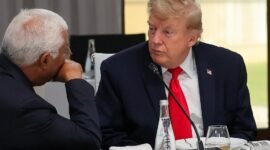 Sisi jenaka diplomasi global. Rekaman mikrofon bocor menangkap obrolan santai para pemimpin G7 mengenai kebiasaan merokok, sepak bola, hingga teka-teki Greenland. Dok: (Christian Hartmann/Pool Photo via AP)