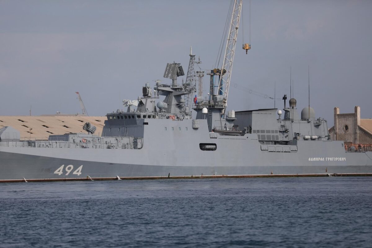 Ketegangan di perairan internasional. Sebuah kapal fregat militer Rusia melepaskan tembakan peringatan ke arah kapal pesiar berbendera Inggris di Selat Inggris. Dok: (AP Photo, File)