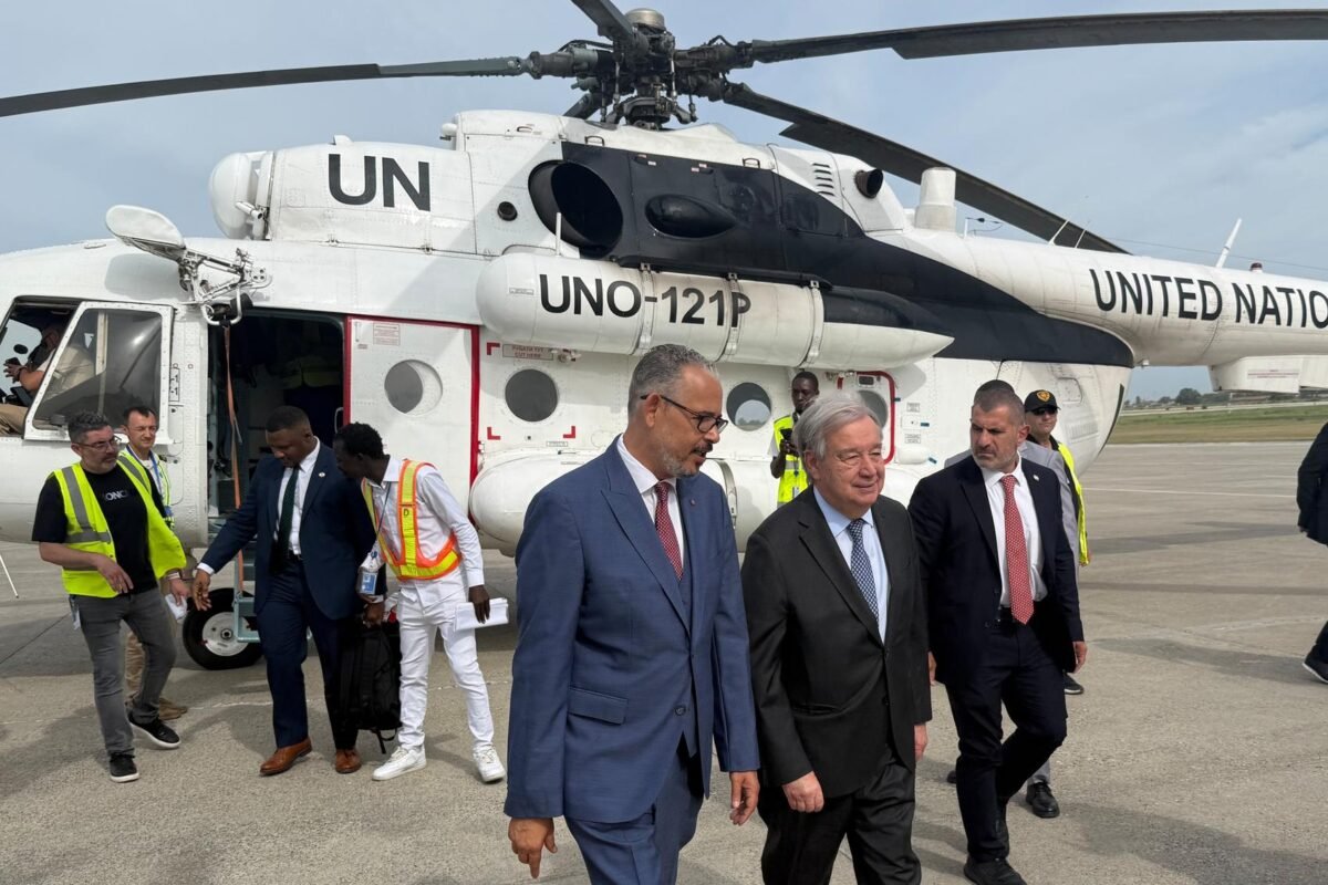 Penderitaan di bawah kuasa geng. Sekretaris Jenderal PBB António Guterres mengunjungi Haiti guna menyaksikan langsung krisis kemanusiaan dan pengungsian massal akibat dominasi geng Viv Ansanm. Dok: (AP Photo/Danica Coto)