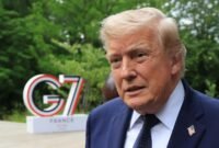 Diplomasi meja makan di Versailles. Presiden AS Donald Trump menghadiri jamuan makan malam mewah dari Presiden Prancis Emmanuel Macron pasca-KTT G7. Dok: (Ludovic MARIN/Pool Photo via AP)