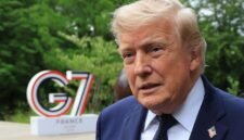 Diplomasi meja makan di Versailles. Presiden AS Donald Trump menghadiri jamuan makan malam mewah dari Presiden Prancis Emmanuel Macron pasca-KTT G7. Dok: (Ludovic MARIN/Pool Photo via AP)