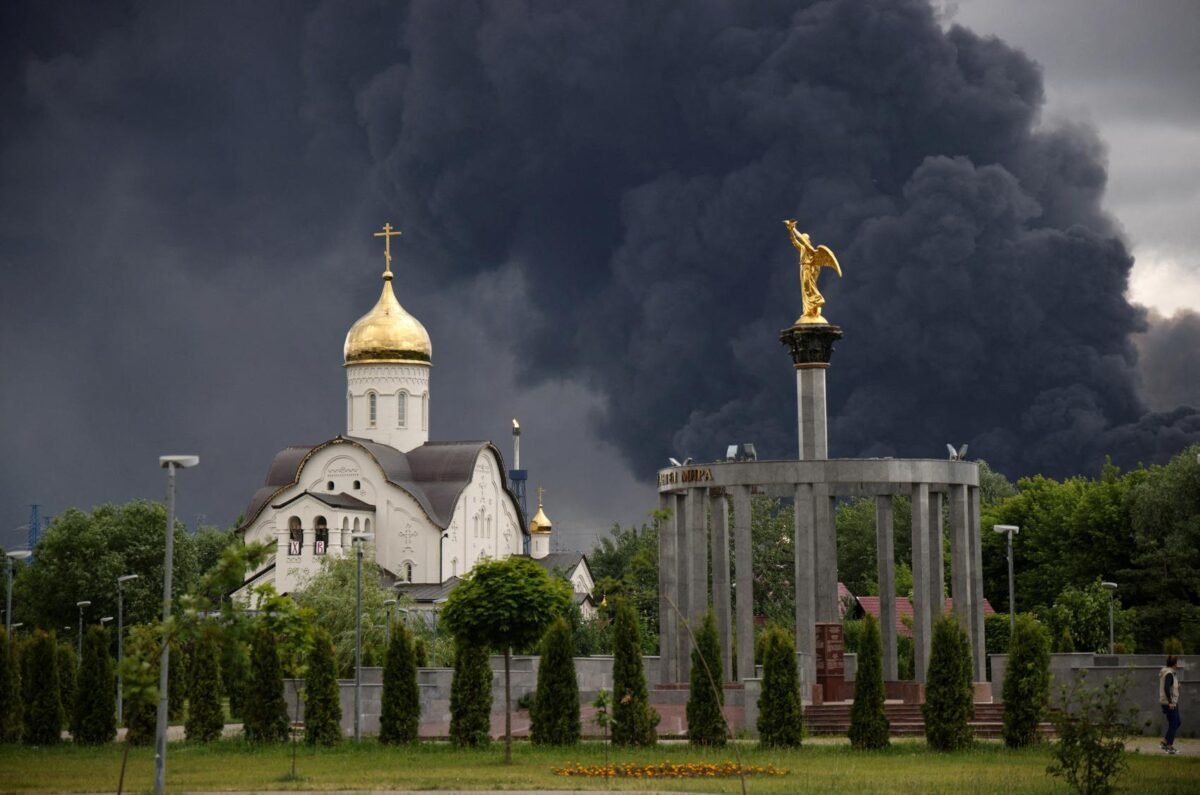 Saling balas serangan udara. Ukraina membakar kilang minyak utama Moskow menggunakan drone sementara militer Rusia menggempur ibu kota Kyiv dengan rudal balistik. Dok: SOCIAL MEDIA/via REUTERS