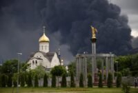 Saling balas serangan udara. Ukraina membakar kilang minyak utama Moskow menggunakan drone sementara militer Rusia menggempur ibu kota Kyiv dengan rudal balistik. Dok: SOCIAL MEDIA/via REUTERS