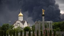 Saling balas serangan udara. Ukraina membakar kilang minyak utama Moskow menggunakan drone sementara militer Rusia menggempur ibu kota Kyiv dengan rudal balistik. Dok: SOCIAL MEDIA/via REUTERS