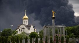 Saling balas serangan udara. Ukraina membakar kilang minyak utama Moskow menggunakan drone sementara militer Rusia menggempur ibu kota Kyiv dengan rudal balistik. Dok: SOCIAL MEDIA/via REUTERS