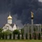 Saling balas serangan udara. Ukraina membakar kilang minyak utama Moskow menggunakan drone sementara militer Rusia menggempur ibu kota Kyiv dengan rudal balistik. Dok: SOCIAL MEDIA/via REUTERS