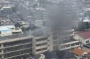 Penyelamatan darurat di Tokyo. Jago merah menghanguskan ruang musik Sekolah Takinogawa Dai-san, memaksa ratusan murid melarikan diri ke halaman sekolah. Dok: @takanyo VIA X/via REUTERS