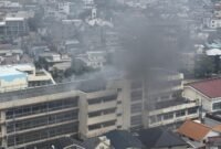 Penyelamatan darurat di Tokyo. Jago merah menghanguskan ruang musik Sekolah Takinogawa Dai-san, memaksa ratusan murid melarikan diri ke halaman sekolah. Dok: @takanyo VIA X/via REUTERS