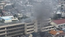 Penyelamatan darurat di Tokyo. Jago merah menghanguskan ruang musik Sekolah Takinogawa Dai-san, memaksa ratusan murid melarikan diri ke halaman sekolah. Dok: @takanyo VIA X/via REUTERS