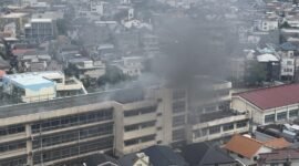 Penyelamatan darurat di Tokyo. Jago merah menghanguskan ruang musik Sekolah Takinogawa Dai-san, memaksa ratusan murid melarikan diri ke halaman sekolah. Dok: @takanyo VIA X/via REUTERS