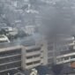 Penyelamatan darurat di Tokyo. Jago merah menghanguskan ruang musik Sekolah Takinogawa Dai-san, memaksa ratusan murid melarikan diri ke halaman sekolah. Dok: @takanyo VIA X/via REUTERS