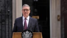 Ancaman nyata kepemimpinan Downing Street. Kemenangan Andy Burnham di daerah pemilihan Makerfield membuka jalan lebar untuk meluncurkan mosi penantangan terhadap PM Keir Starmer. Dok: (AP Photo/Kin Cheung)